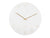 Horloge murale blanche avec aiguilles dorées et chiffres gravés