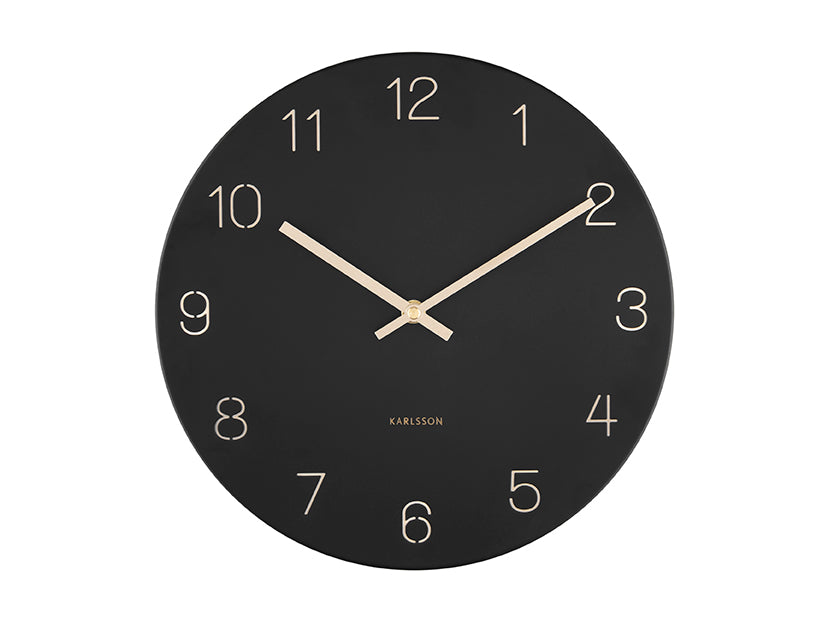 Horloge murale à cadran ouvert : disque noir, aiguilles et chiffres dorés
