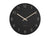 Horloge murale à cadran ouvert : disque noir, aiguilles et chiffres dorés