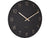 Horloge murale à cadran ouvert, disque noir, aiguilles dorées ; chiffres visibles