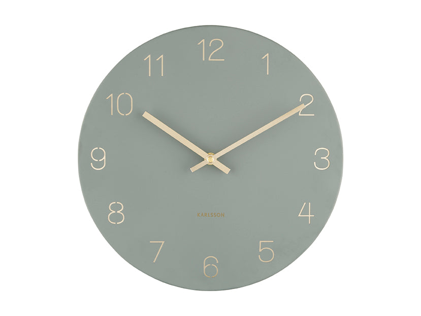Petite horloge murale avec cadran gris-vert, chiffres dorés et deux aiguilles dorées