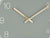 Détail d'horloge murale : cadran gris-vert avec aiguilles et chiffres dorés 8-10