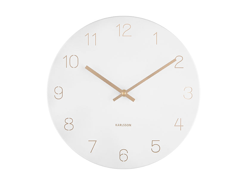 Horloge murale blanche avec aiguilles dorées et chiffres gravés, ronde
