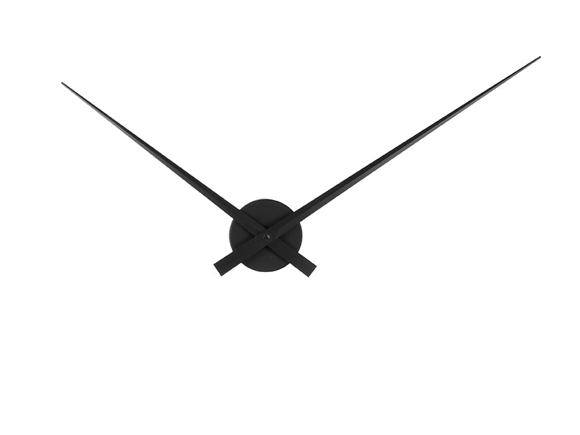 Horloge murale avec cadran noir et trois aiguilles longues, design ouvert