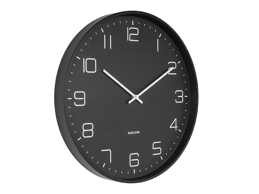 Horloge murale Karlsson avec cadran noir, chiffres et aiguilles blancs, ronde