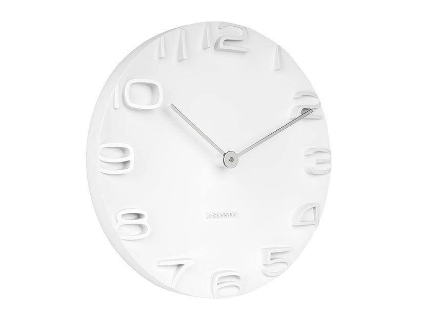 Horloge murale avec cadran blanc et chiffres rectangulaires, aiguilles argentées