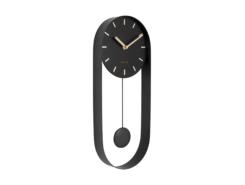 Horloge murale de station noire avec cadran rond et balancier dans un cadre ovale