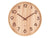 Horloge murale ronde en bois clair avec chiffres noirs, axe central et aiguilles