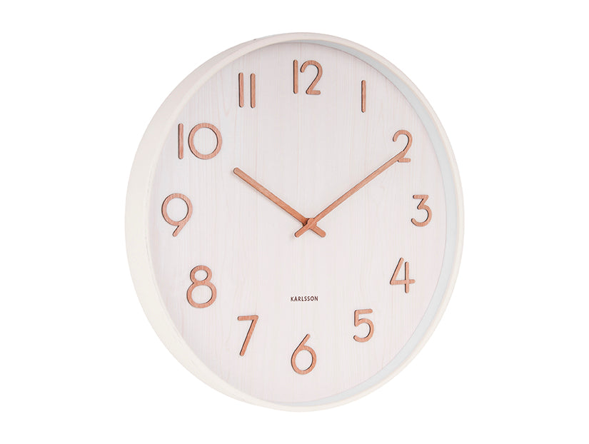 Horloge murale ronde avec cadran clair, chiffres et aiguilles orange