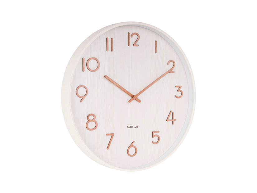 Horloge murale ronde avec cadran blanc, aiguilles brun doré et chiffres couleur cuivre