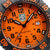 Zifferblatt der Herren-Armbanduhr: orange, Leuchtziffern und Datumfenster bei 3 Uhr.