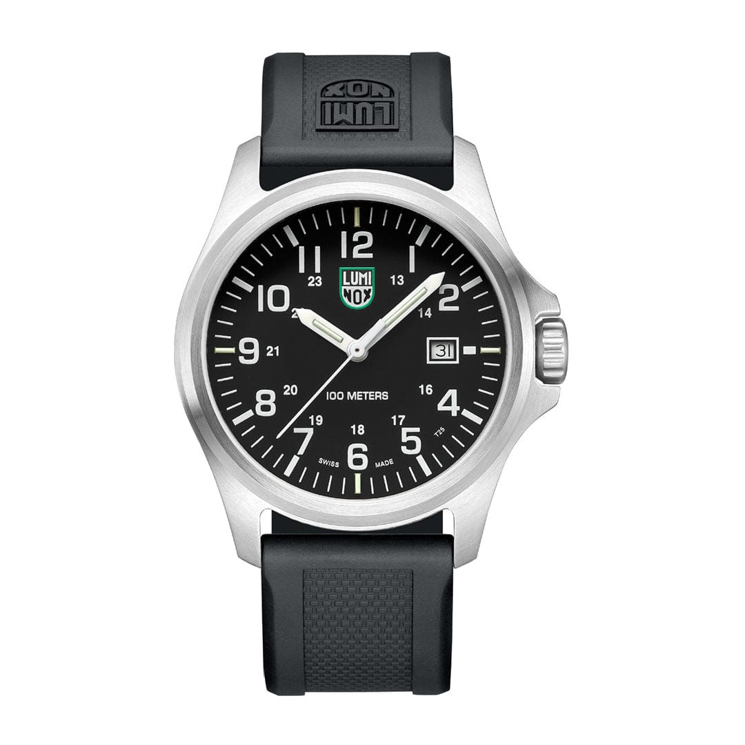 Herrenuhr mit schwarzem Zifferblatt, silbernem Gehäuse und schwarzem Kautschukband