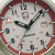 Cadran de montre pour homme avec finition gris argenté, chiffres orange et guichet date rouge à 3 heures