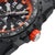 Seitendetail einer Herrenarmbanduhr mit schwarzem Gehäuse und roter Krone