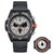 Montre bracelet homme avec bracelet noir, cadran blanc et poussoir orange ; détail boussole.