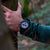 Montre pour homme au poignet : montre de sport bleu foncé avec des accents rouges et un cadran chronographe