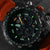 Cadran de montre pour homme en détail avec index lumineux verts et sous-cadrans chronographes