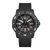 Montre homme avec cadran noir, accents rouges, bracelet textile noir et lunette encadrée