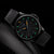 Montre pour homme en gros plan : cadran noir avec index des heures lumineux verts