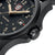 Montre pour homme avec boîtier noir et couronne moletée, détail sur le bracelet