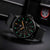 Montre homme avec boîtier noir et bracelet textile, gros plan avec cadran vert lumineux