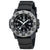Montre homme avec bracelet noir, lunette grise et cadran noir à chiffres arabes.