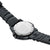 Fond de montre homme : boîtier rond en acier inoxydable, gravure en relief et bracelet foncé avec boucle ardillon.