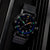 Bracelet de montre pour homme, vue de côté : boîtier noir, aiguilles lumineuses et guichet date