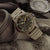 Montre pour homme avec bracelet en caoutchouc beige ; aiguilles lumineuses sur cadran noir
