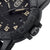 Détail de montre bracelet pour homme, lunette moletée et bracelet en caoutchouc noir texturé