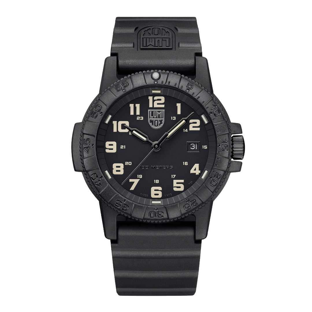Montre pour homme avec boîtier noir, cadran à index luminescents et bracelet en caoutchouc