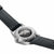 Vue de face de la montre bracelet pour homme avec bracelet en cuir noir et boîtier argenté