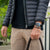 Montre bracelet pour homme au poignet avec cadran bleu et bracelet noir