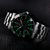 Montre de sport sur bracelet, cadran vert avec points lumineux et guichet date