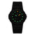 Montre noire pour homme avec aiguilles et index verts lumineux sur cadran sombre