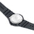 Herren-Armbanduhr: Rückseite mit Gravur und schwarzem Kautschukband