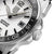 Montre homme Détail : lunette et couronne moletées, cadran blanc, bracelet noir