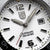 Gros plan d'une montre pour homme : cadran blanc avec de grands index et un guichet dateur 31