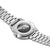 Montre avec mouvement visible dans le fond du boîtier et bracelet en acier inoxydable.