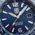 Cadran bleu de montre bracelet avec index, logo LUMINOX, date (31) et trotteuse.