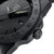 Nahaufnahme der Luminox-Taucherarmbanduhr mit Krone und geriffelter Lünette