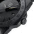 Luminox Détail du boîtier : lunette noire, aiguilles avec accents lumineux et guichet date (3).