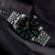 Montre homme avec cadran noir et bracelet en acier inoxydable argenté, index luminescents sur la lunette
