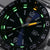 Cadran de montre pour homme avec aiguilles lumineuses, index verts et date à 3 heures