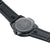 Fond du boîtier de la montre de plongée avec gravure et fond vissé sur le bracelet noir