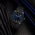 Montre pour homme au poignet avec cadran bleu et index luminescents