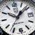 Cadran de montre de plongée avec guichet de date et inscription « 200 METERS »