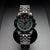 Montre de plongée avec cadran noir, index luminescents verts et bracelet en acier inoxydable