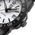 Luminox montre de plongée - détail : couronne et indicateur des minutes sur le boîtier noir