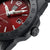 Montre de plongée Détail : cadran rouge, lunette moletée et couronne avec protection sur boîtier noir